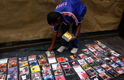 Ein Mann auf der Straße der CDs Verkauft