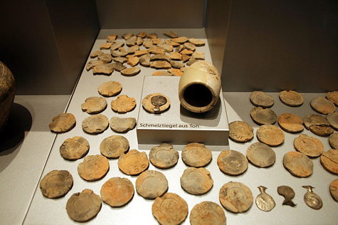 Monedas metálicas históricas en un museo