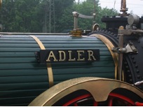 Una imagen de un ferrocarril con la inscripción Adler.