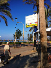 Ein Bild von einem Schild in der nähe des Strands