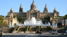 Katalanisches Nationalmuseum MNAC mit magischer Fontäne in Barcelona