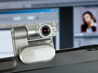 Una cámara web colocada en una computadora portátil