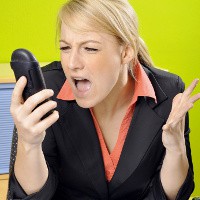 Frau ist am Telefon wütend