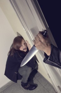 Hombre amenaza a mujer con un cuchillo