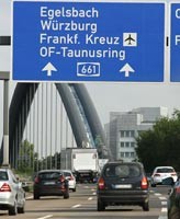 Un cartel de calle azul con la inscripción Egelsbach, Würzburg, Frankfurt. Cruz, OF-Taunusring