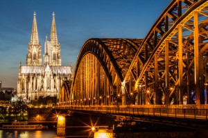 Ein Bild der Hohenzollernbrücke in Köln, das die Schönheit der Stadt zeigt.