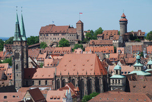 Una imagen del gran castillo imperial de Nurnberg con sus numerosas torres y edificios.